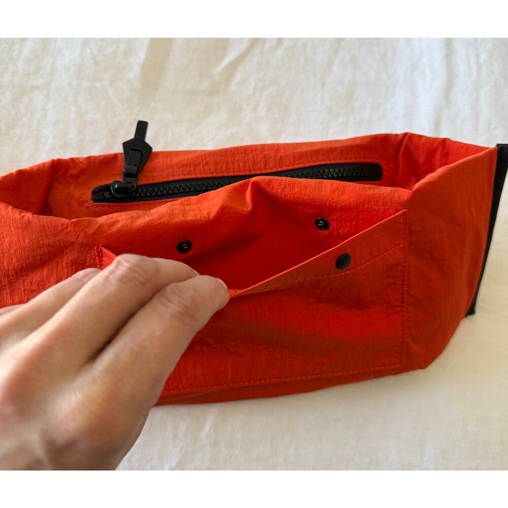 Bottega Veneta | Black Calfskin Leather Hidrology Zip Pouch | Travel Bag Case - Picture 12 of 15